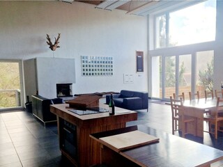 der Aufenthaltsraum mit Blick zum Balkon