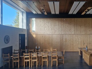 der Aufenthaltsraum, mit Esstisch und Kochinsel