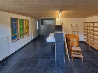 Badezimmer mit Dusche, Wanne und WC