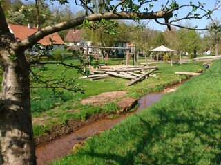 der gegenüberliegende Gemeindepark