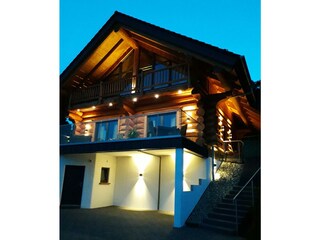 Blockhaus Berg-Kristall bei Nacht