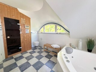 Bad mit Dusch, Badewanne und Sauna