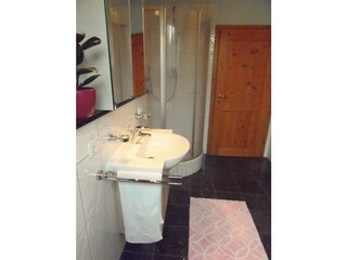 Badezimmer mit Handtuchwärmer
