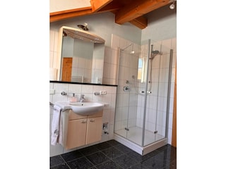 Große Dusche mit Fenster