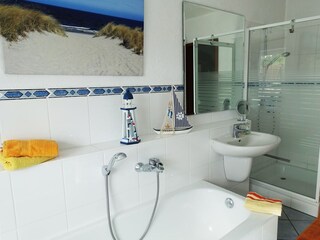 Großes, helles Badezimmer mit Dusche...