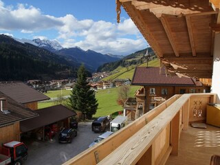 Sicht vom Balkon ins Dorf
