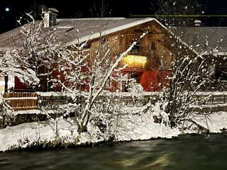 Ferienhaus bei Nacht Rückseite
