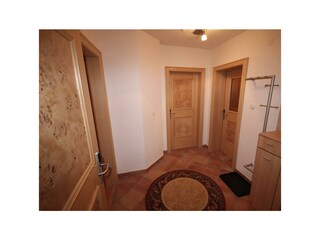 Vorraum mit Garderobe und eigenem WC