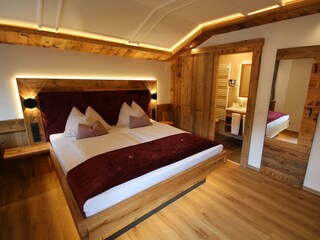 10. Schlafzimmer 1 mit Blick in Richtung Badezimme