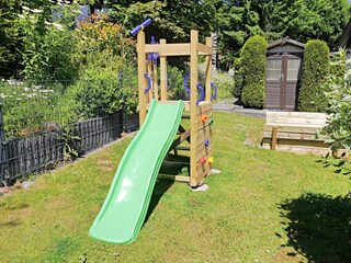 eigener Spielbereich für Kleinkinder im Garten