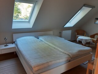 Schlafzimmer mit Doppelbett
