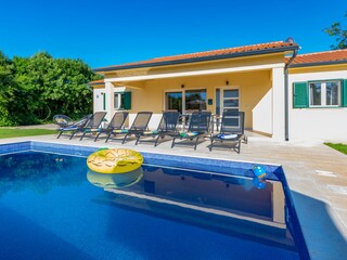 Schöner und erfrischender blauer Pool