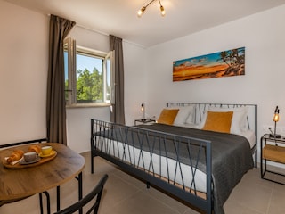 Stilvolles und komfortables Schlafzimmer mit Doppelbett