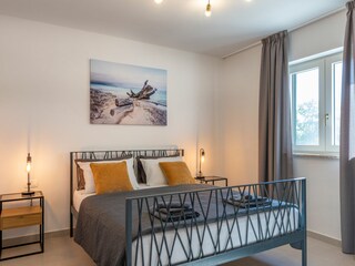 Entspannendes Schlafzimmer mit einem Doppelbett
