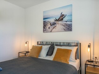 Entspannendes Schlafzimmer mit einem Doppelbett