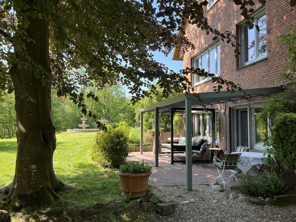 Terrasse mit Blick in den Garten