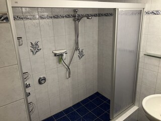 Grosszügige Dusche (Badezimmer 1)