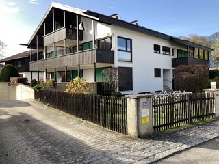 unser Wohnhaus mit Tiefgarageneinfahrt