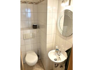 Bad 2: Separates WC mit Waschbecken