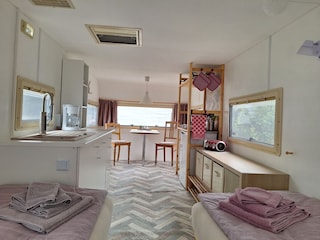 Blick in die Essecke mit Kochgelegenheit