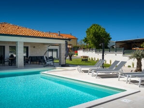 Beautiful Villa Barbara with pool in Kastelir