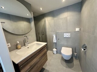 Badezimmer mit Dusche