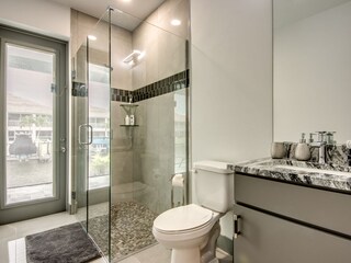 Badezimmer 2 mit Zugang zum Poolarea