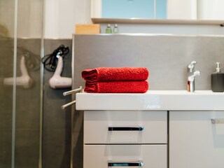 viel Stauraum im Bad