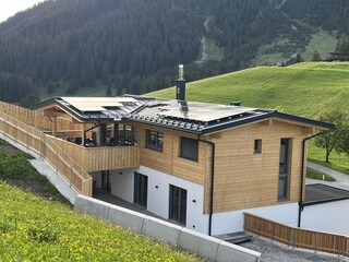 Neubau mit Chalet Hönig in der ersten Etage