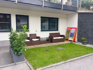 Terrasse und kleine Grünfläche