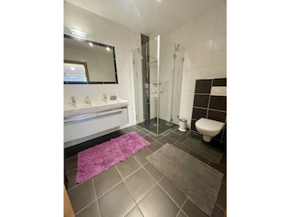 Badezimmer mit Doppelwaschbecken