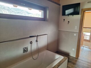 Badewanne mit Fernseher