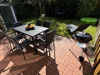 Eingezäunter Garten mit Sandkasten für Kinder