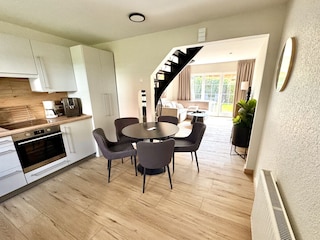 Essbereich in vollausgestatteter Küche