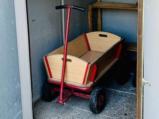 Bollerwagen im Fahrradschuppen