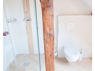 Bad mit Dusche und WC