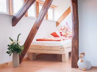 5. Bett in einer Nische im Wohnzimmer