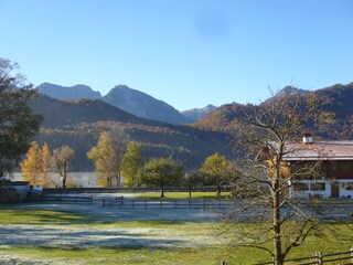der See zwischen Winter und Frühjahr