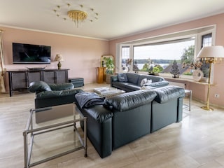 Wohnzimmer mit blick auf den See