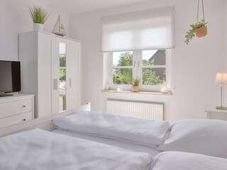 1.Schlafzimmer mit TV