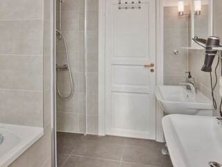 Badezimmer mit ebenerdiger Dusche