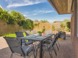 möblierte Terrasse und Grill