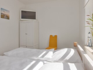 2.Schlafzimmer mit TV