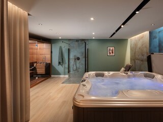Sauna und Jacuzzi