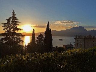 Terrassenausblick bei Sonnenuntergang – unvergesslich!