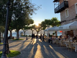 Restaurants in der Abendsonne