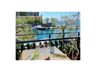 Blick vom Restaurant in den kleinen Hafen von Torri