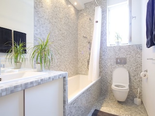 Bad mit Dusche und WC