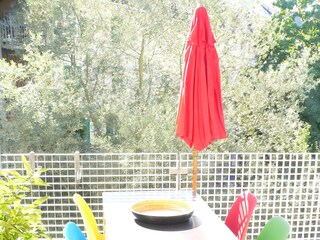 großer Balkon zur Gartenseite