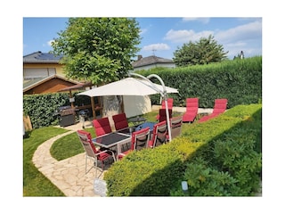 Garten mit Gartenmöbeln und Auflagen